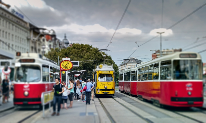 Vienna Ring Tram am Schwedenplatz, links und rechts Züge der Linie 1 und 2 mit der Type E2, August 2016