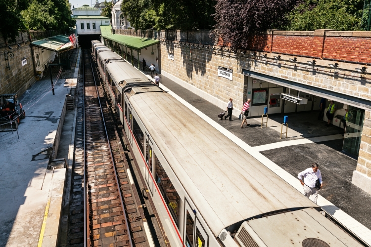 U4 Station Stadtpark, erster Bahnsteig und Stiegen wurden saniert. Juli 2016