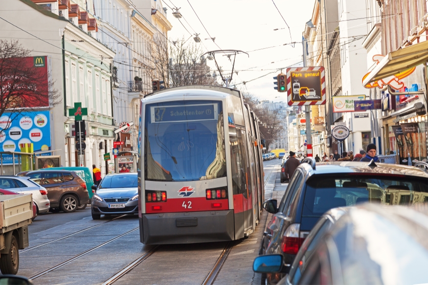 Tram-In-Takt II System in der Döblinger Hauptstraße mit Zug der Linie 37, Jänner 2016
