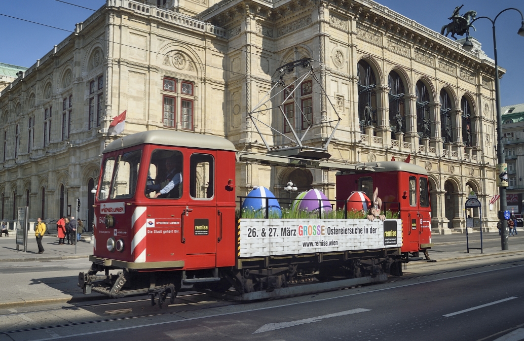 Heuer erstmals wird eine mit Ostermotiven dekorierte Lore der Wiener Linien in der Stadt untwegs sein, Hier auf dem Ring vor der Oper.