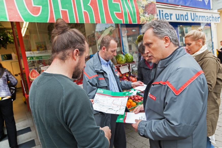 Mitarbeiter beim verteilen von Infomaterial zur U4-Sperre  mit Kunden, Jagdschloßgasse, April 16