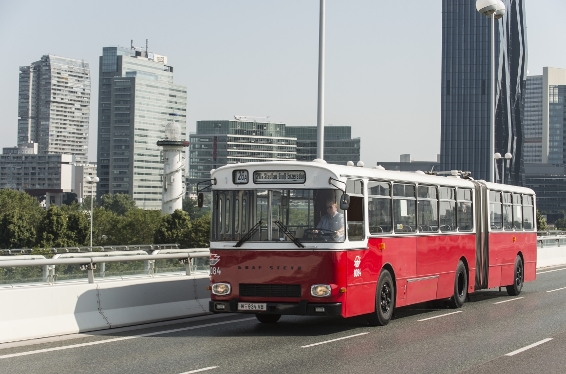 Historischer Linienbus GU 230, Nr 8084, fährt 40 Jahre nach seinem Unfall beim Einsturz der Reichsbrücke wieder über die heutige Reichsbrücke. Der Bus ist im Verkehrsmuseum Remise zu besichtigen.