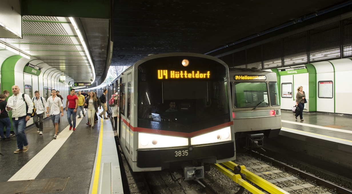 Nach der umfangreichen U4-Modernisierung ist die Linie U4 wieder auf ganzer Strecke bis Hütteldorf unterwegs. Zug der Linie U4 mit Fahrgästen in der Station Hietzing.