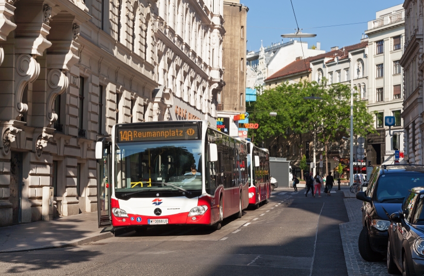 Neue Mercedes Busse auf der Linie 14a, Amerlingstraße, Mariahilferstaße, Juni 2016