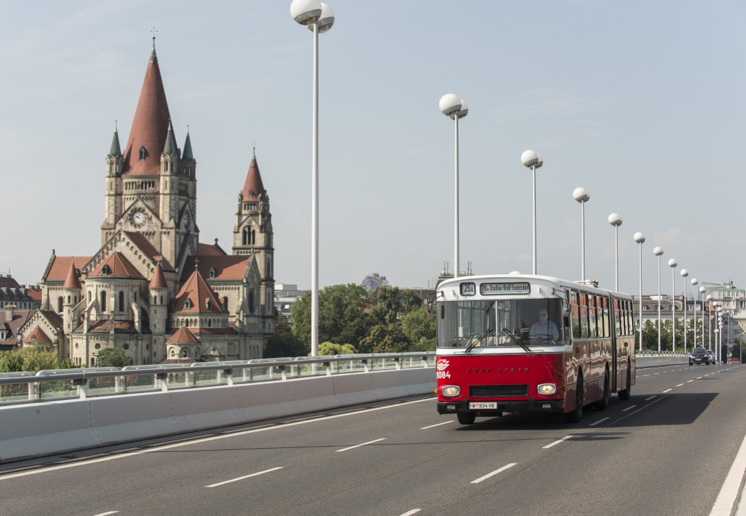 Historischer Linienbus GU 230, Nr. 8084, fährt 40 Jahre nach seinem Unfall beim Einsturz der Reichsbrücke wieder über die heutige Reichsbrücke. Der Bus ist im Verkehrsmuseum Remise zu besichtigen.