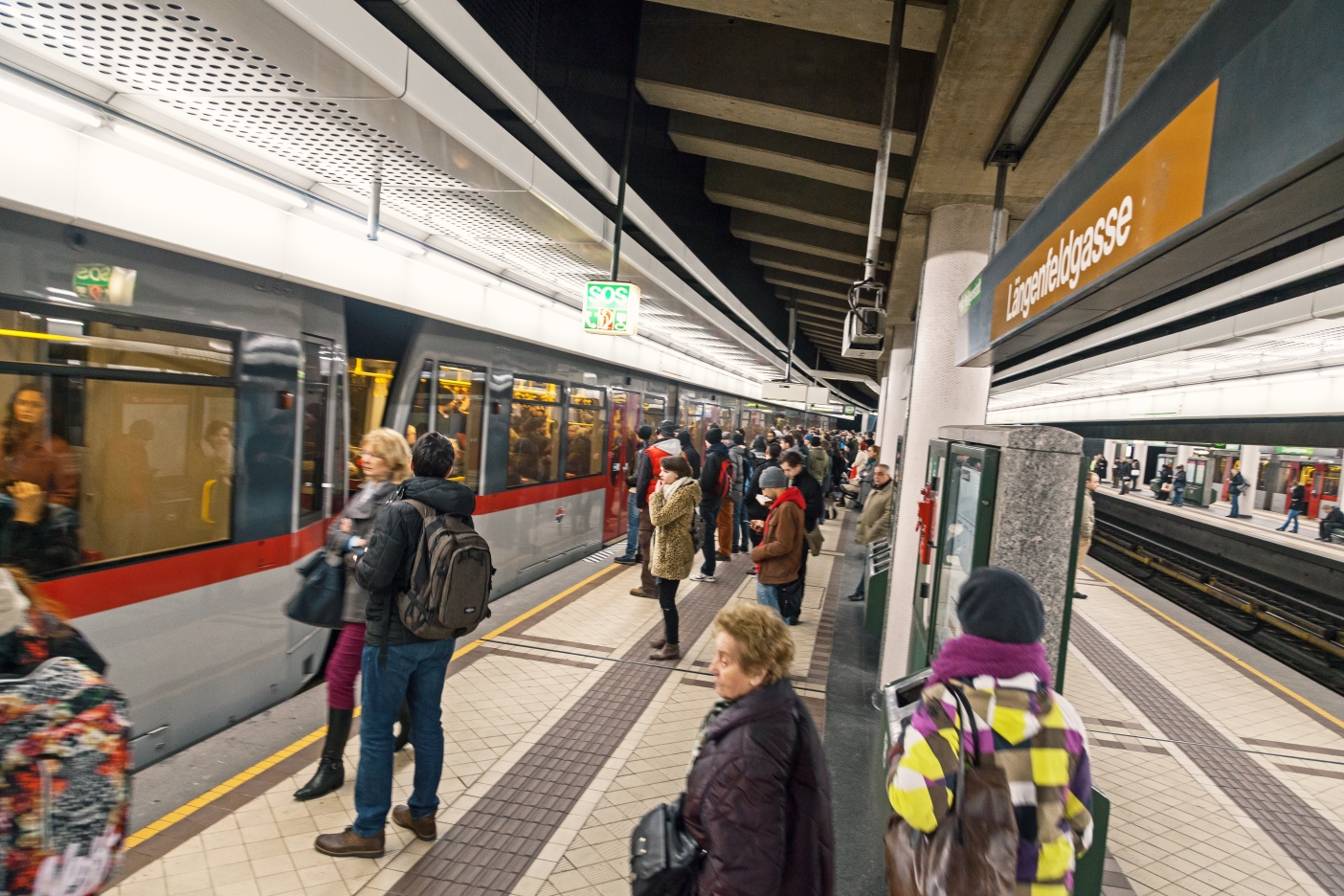 U-Bahn Zug der Linie U6 in Fahrtrichtung Floridsdorf beim Halt Station Längenfeldgasse.