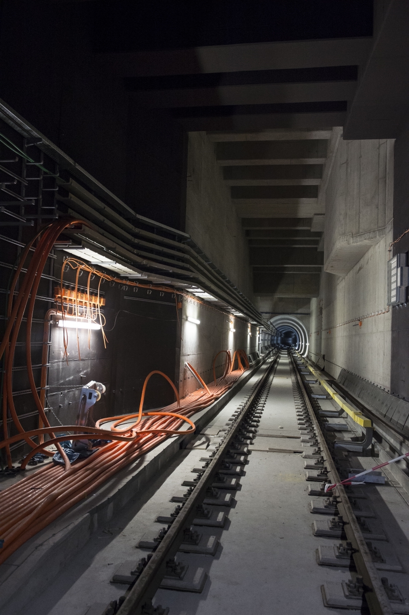 Bauarbeiten im Zuge der U1-Verlängerung in der U-Bahn-Station Alaudagasse. Tunnel mit Stromkabeln
