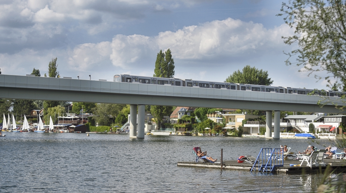 Zug der Linie U1 auf der Brücke über die Alte Donau.