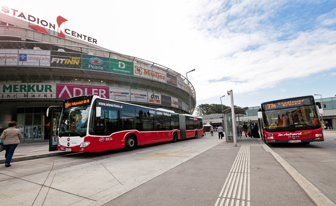 Ein Bus der Linie 11A und der Linie 77A beim Stadioncenter,Ernst Happel Stadion
