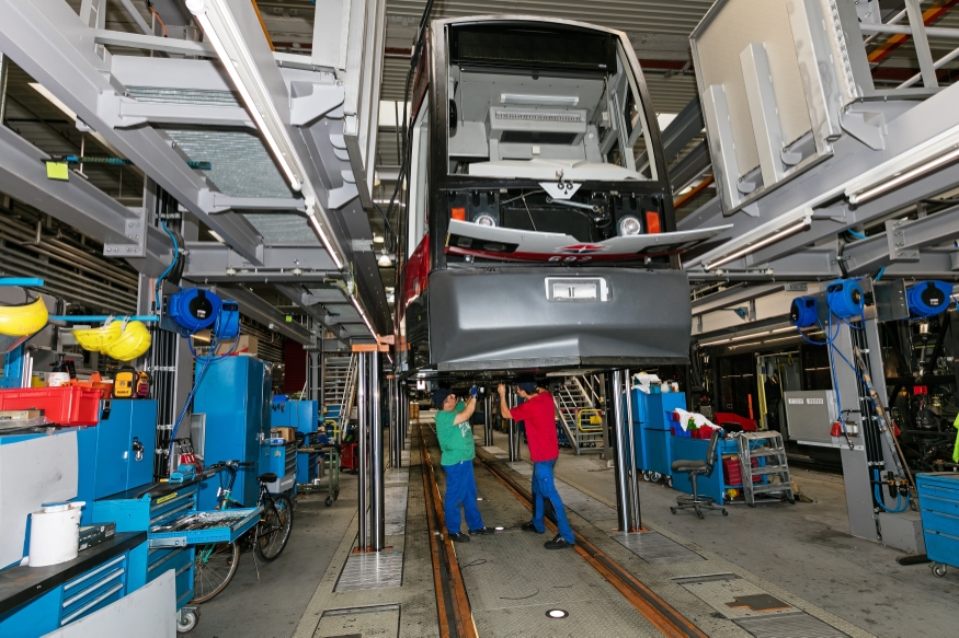 Hauptwerkstätte  Simmering ein Zug der Type  B (Ulf) auf einer Hebebühne beim Service, August 2016