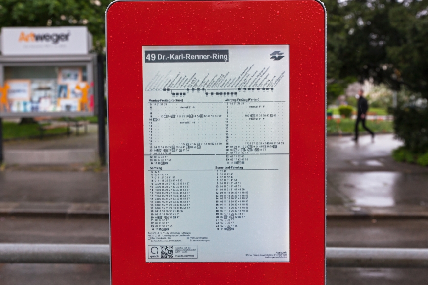 Neue E-Paper Anzeige an der Station Breitensee der Linie 49, Mai 2016