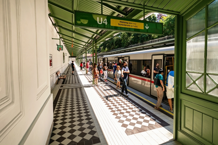 U4 Station Stadtpark, erster Bahnsteig und Stiegen Richtung Hütteldorf wurden saniert. Juli 2016