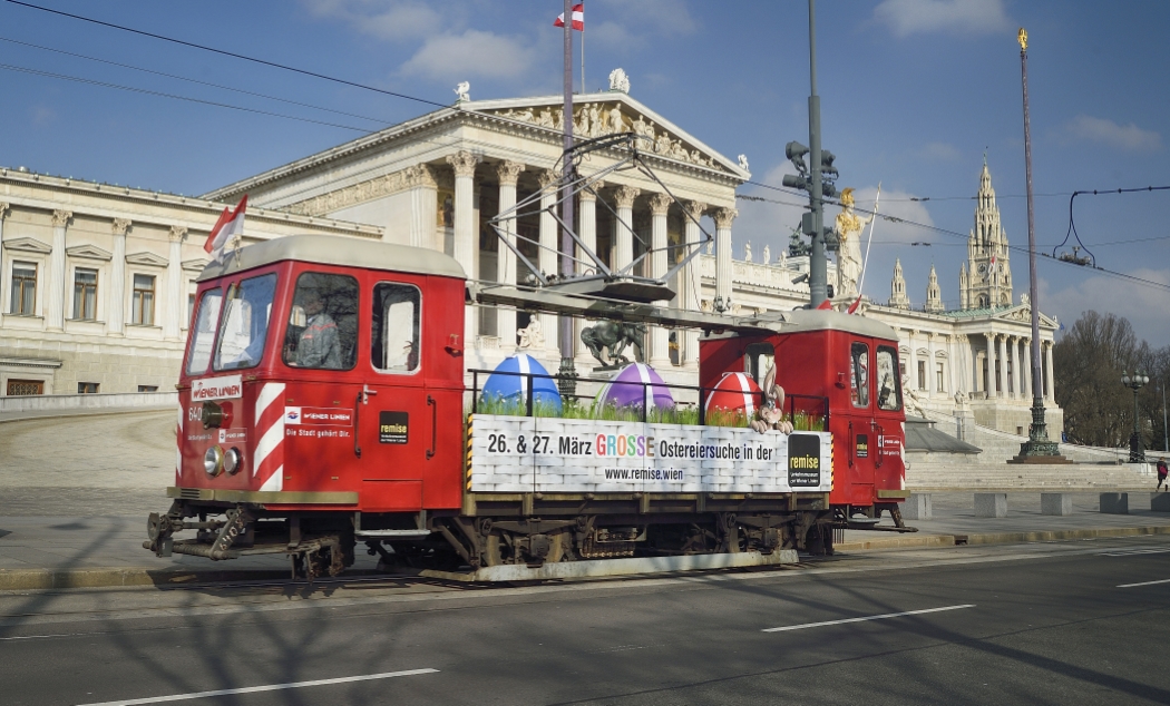 Heuer erstmals wird eine mit Ostermotiven dekorierte Lore der Wiener Linien in der Stadt untwegs sein, Hier auf dem Ring vor dem Parlament.