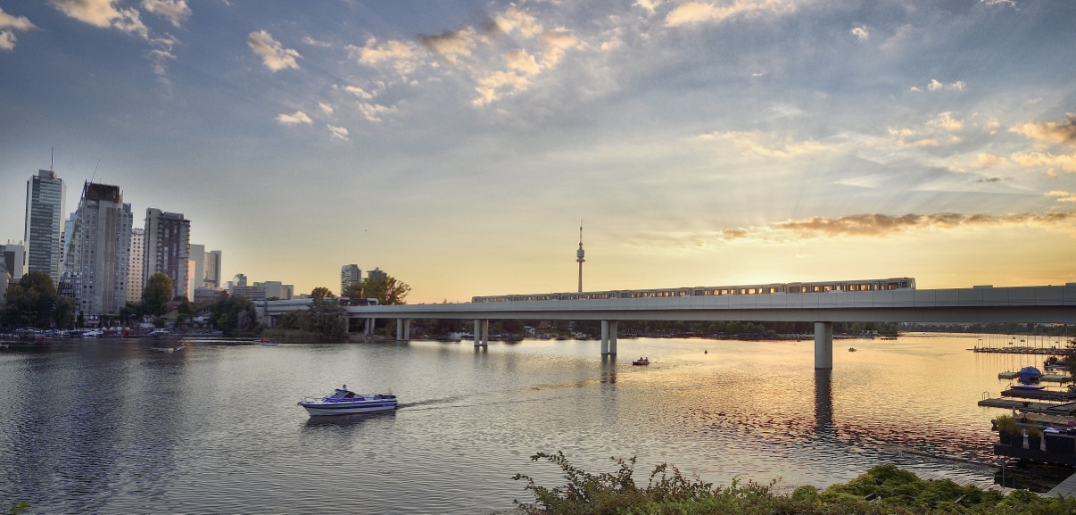 Zug der Linie U1 auf der Brücke über die Alte Donau.