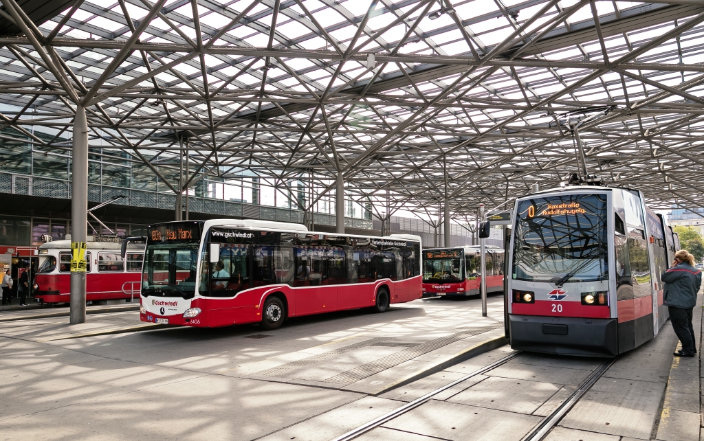 Bus Linie 80A  Linie O  und Linie 5 am Praterstern