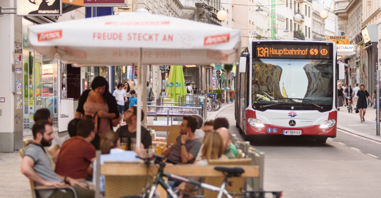 Im den Sommermonaten mit den Wiener Linien durch die Stadt. Im Bild Autobus der Linie 13A.