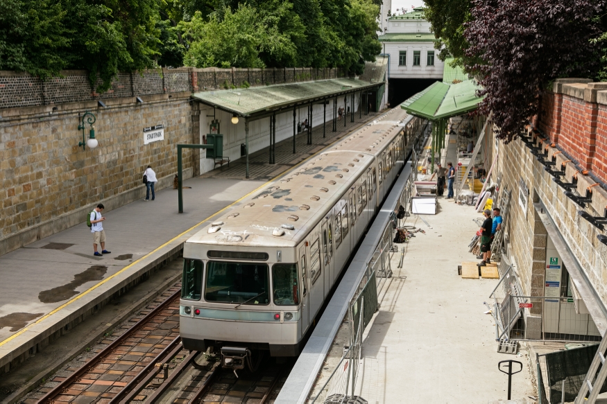 U4 Station Stadtpark Sanierung der Station, U-Zug Richtung Hütteldorf, Juni 2016