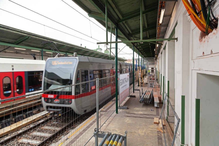U6 Station Währingerstraße, T-Zug Richtung Siebenhirten, April 2016