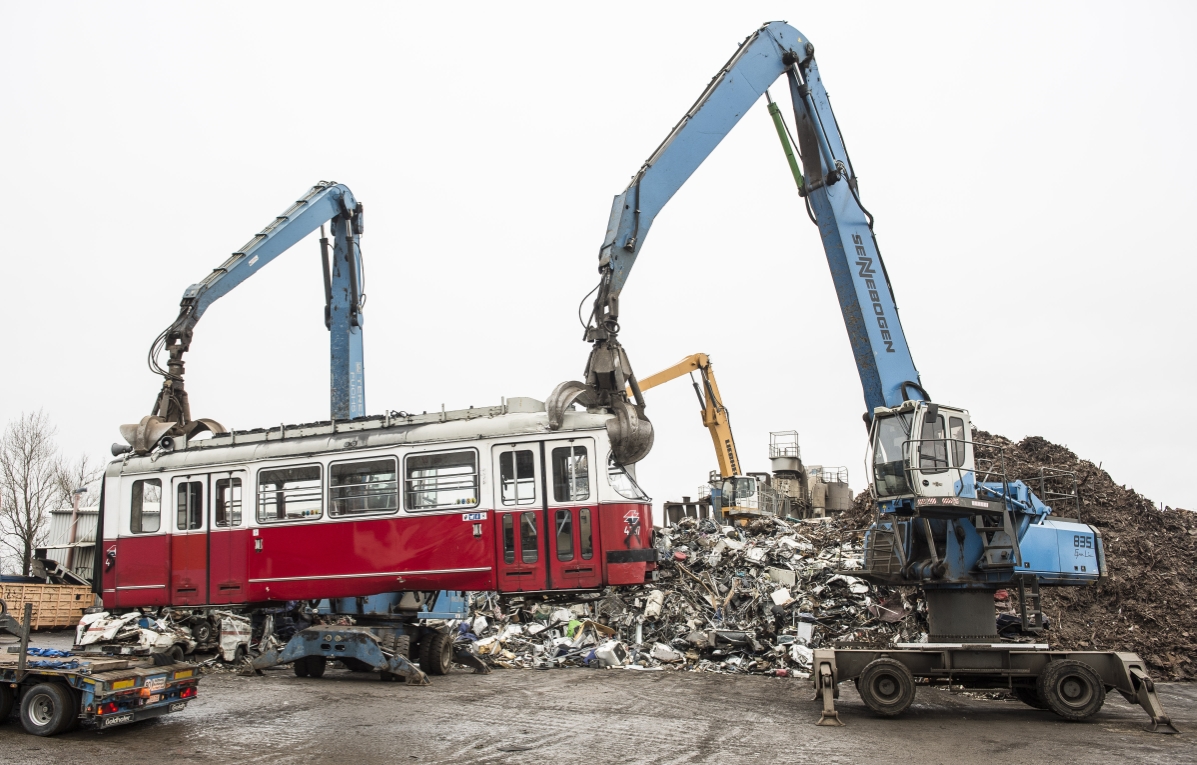 Ausgemusterte Bim wird bei der Firma Scholz in Laxenburg verschrottet. Fahrzeug wird zur Verschrottung gebracht.