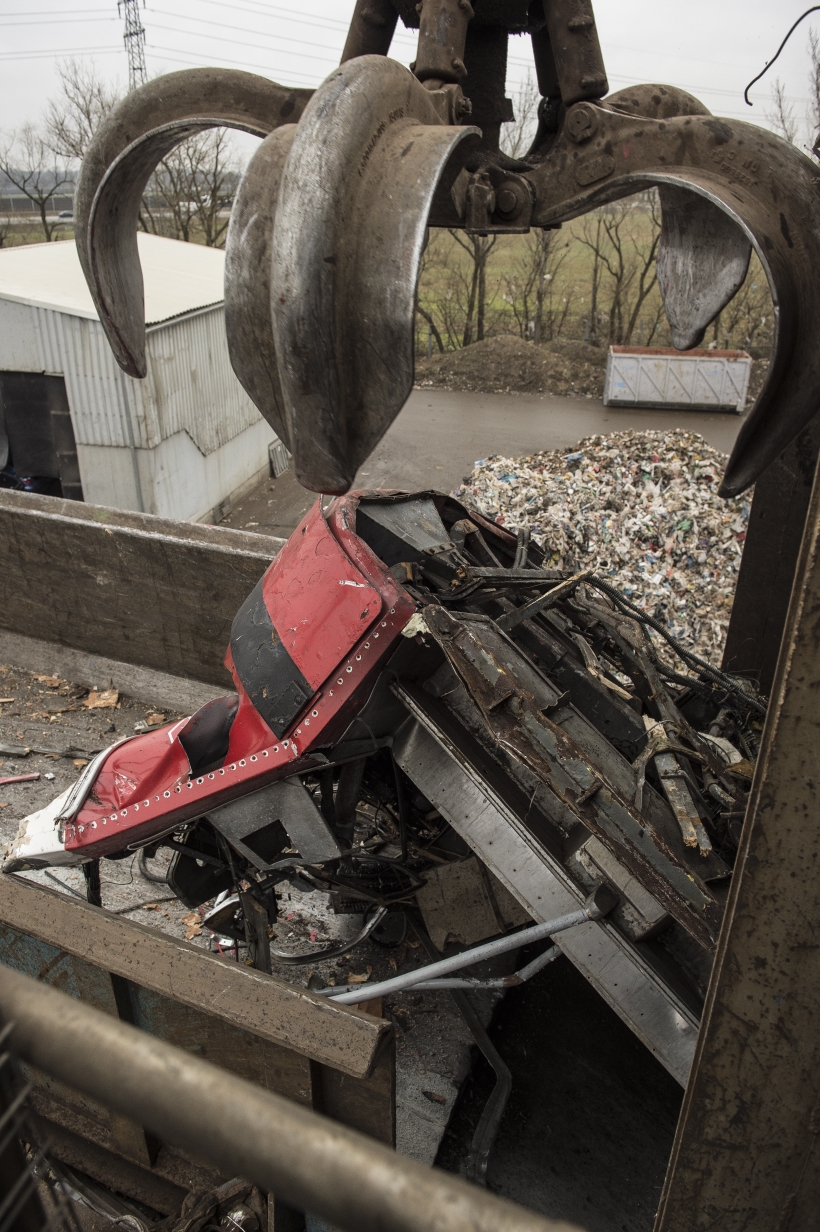 Ausgemusterte Bim wird bei der Firma Scholz in Laxenburg verschrottet. Fahrzeugteile werden in den Schredder gehoben und eingezogen.