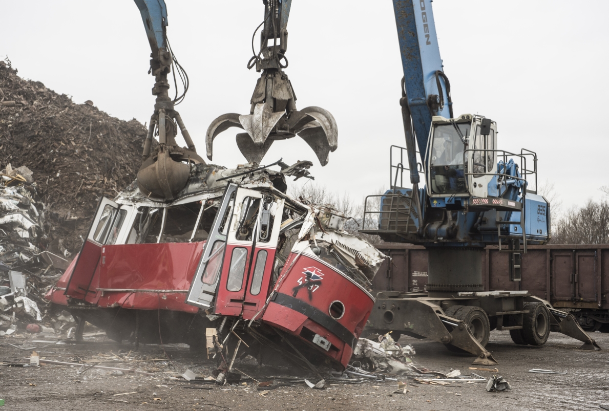 Ausgemusterte Bim wird bei der Firma Scholz in Laxenburg verschrottet. Fahrzeug wird zuerst in kleinere Teile zerrissen.