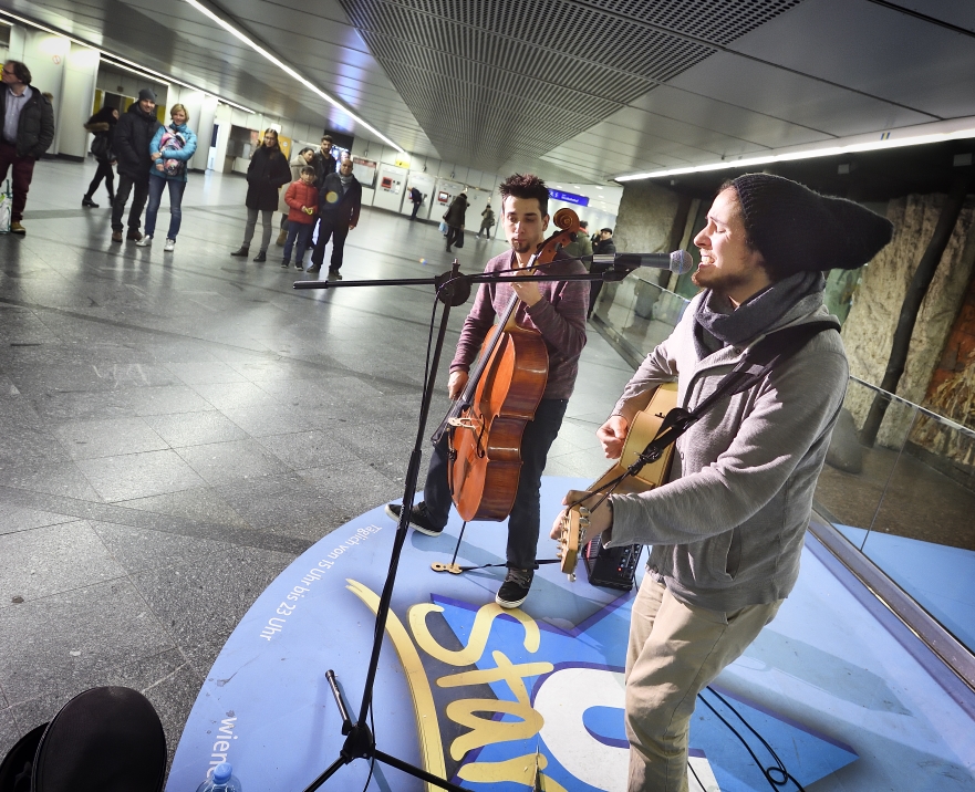 Im Netz der Wiener Linien spielen MusikerInnen in ausgewählten Stationen für die Fahrgäste. Hier in der Station Westbahnhof.