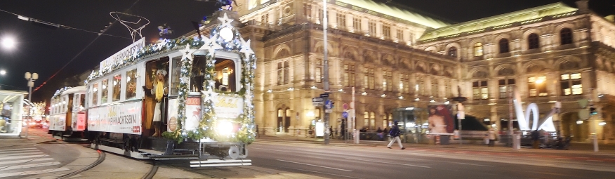 Die Ströck-Weihnachtsbim dreht auch heuer wieder ihre Runden, hier zu sehen vor der Oper.
