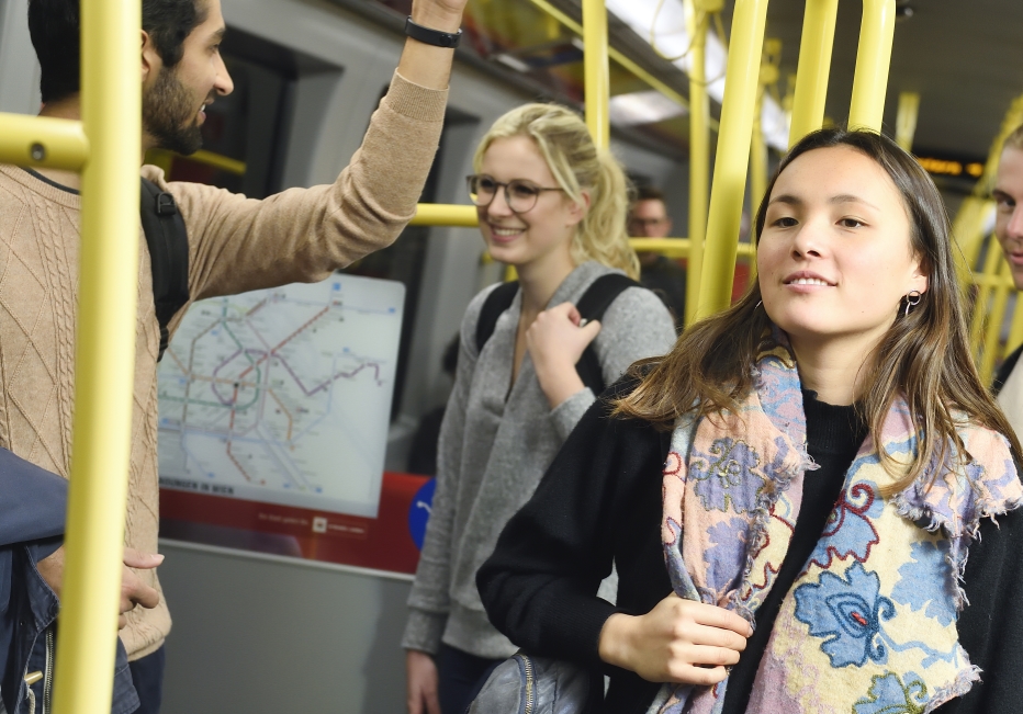 Studierende sind in Wien am besten mit U-Bahn, Bim und Bus unterwegs. Das Semesterticket kann übrigens bequem online gekauft werden.