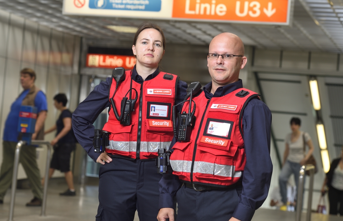 Im Rahmen des Sicherheits- und Servicepakets für die Öffis nehmen nun die ersten Sicherheits- und Service-Teams der Wiener Linien ihre Arbeit auf.