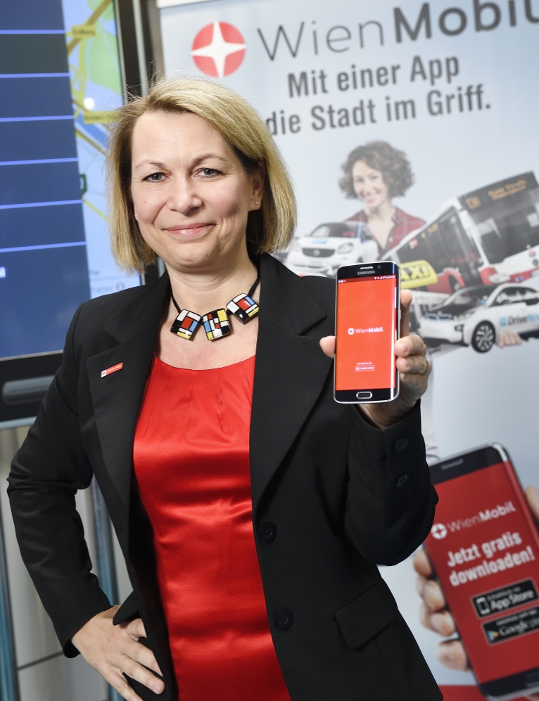 Wiener Linien Geschäftsführerin Alexandra Reinagl (rechts) präsentiert WienMobil, die neue App für intermodalen Verkehr in Wien.