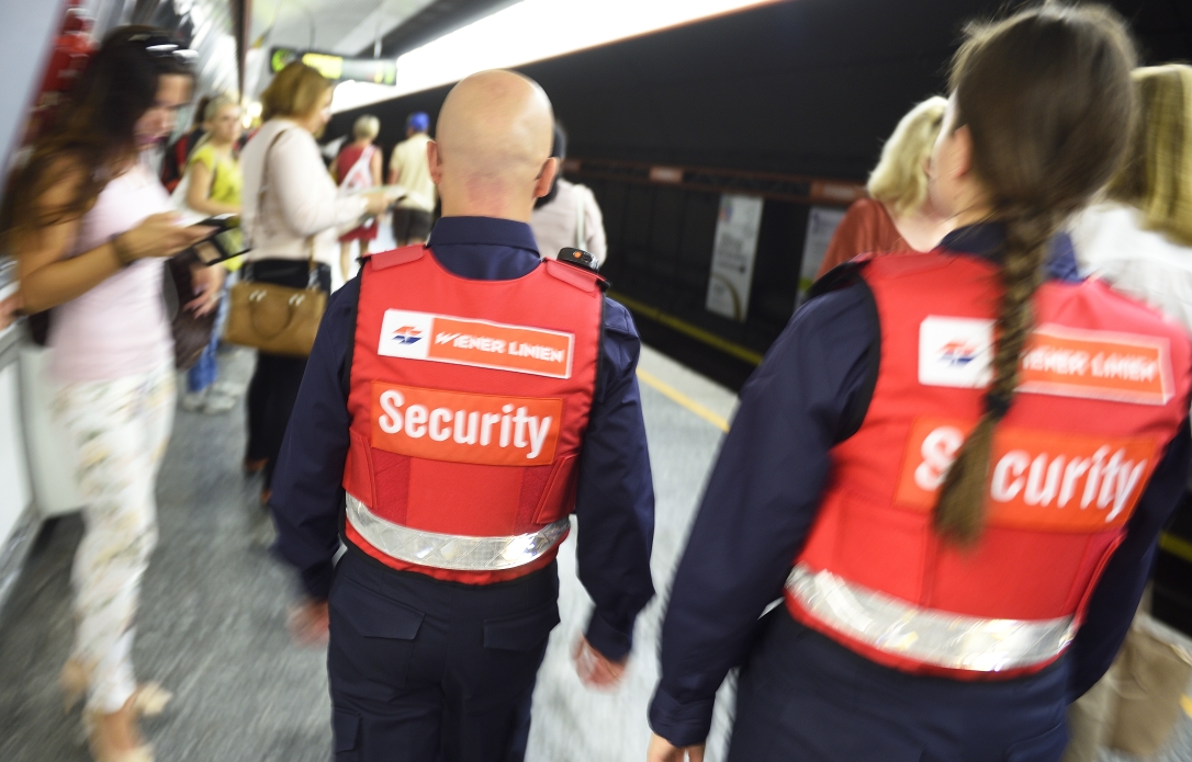 Im Rahmen des Sicherheits- und Servicepakets für die Öffis nehmen nun die ersten Sicherheits- und Service-Teams der Wiener Linien ihre Arbeit auf.