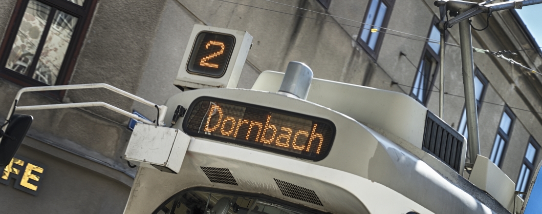 Straßenbahn der Linie 2 auf der geänderten Strecke mit der Endstelle Dornbach.
