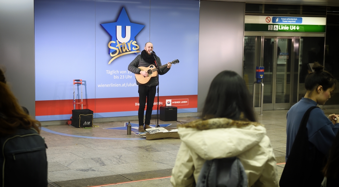 Im Netz der Wiener Linien spielen MusikerInnen in ausgewählten Stationen für die Fahrgäste. Hier in der Station Karlsplatz