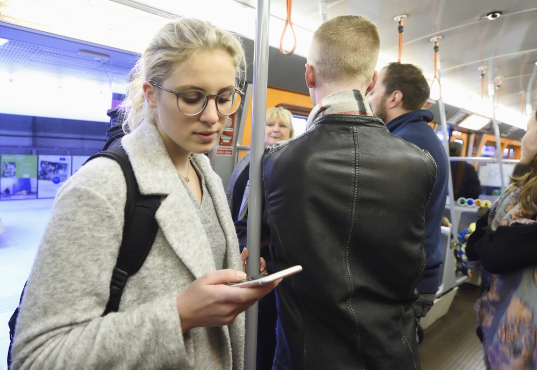 Studierende sind in Wien am besten mit U-Bahn, Bim und Bus unterwegs. Das Semesterticket kann übrigens bequem online gekauft werden.