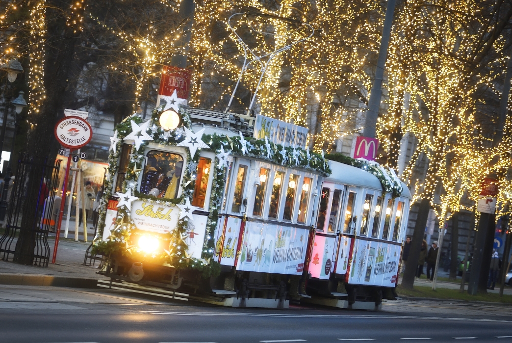 Die Ströck-Weihnachtsbim verkehrt auch heuer wieder an den Adventwochenenden auf der Ringstraße.