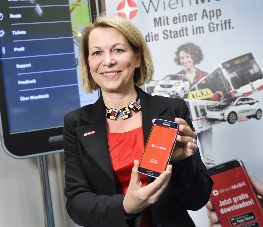 Wiener Linien Geschäftsführerin Alexandra Reinagl (rechts) präsentiert WienMobil, die neue App für intermodalen Verkehr in Wien.