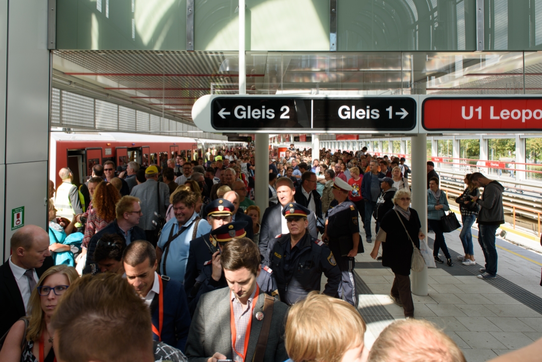 Besucherandrangin der neu eröffneten U1 Station Oberlaa