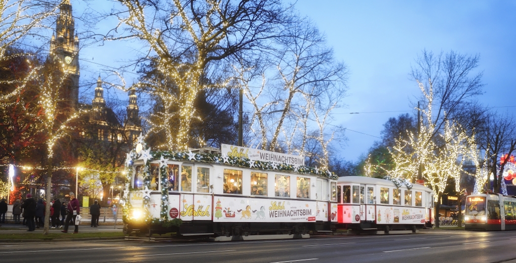 Die Ströck-Weihnachtsbim dreht auch heuer wieder ihre Runden, hier zu sehen beim Rathausplatz.