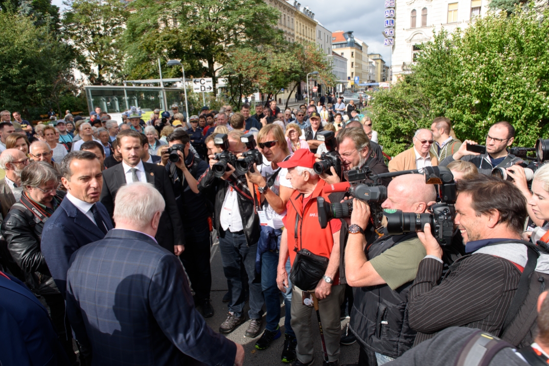 mitarbeiter und VIPs versammeln sich am Reumannplatz anlässlich der feierlichen Eröffnung der U1 verlängerung
