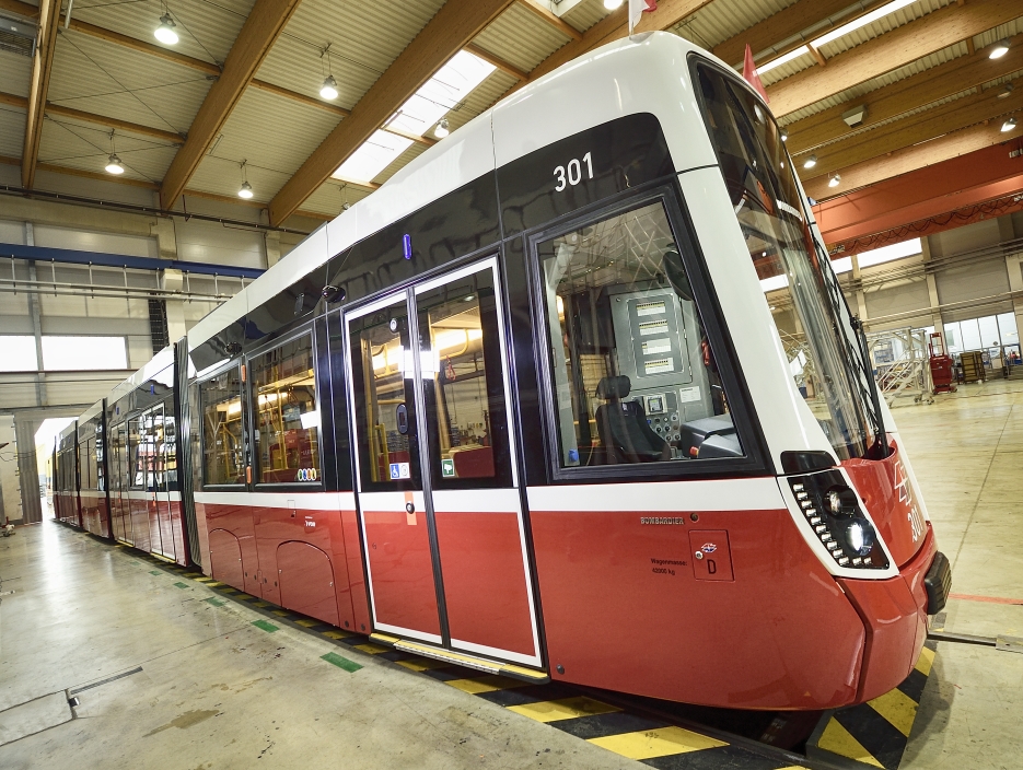 Flexity - die neue Straßenbahn für. Der erste Zug wird den Wiener Linien übergeben.