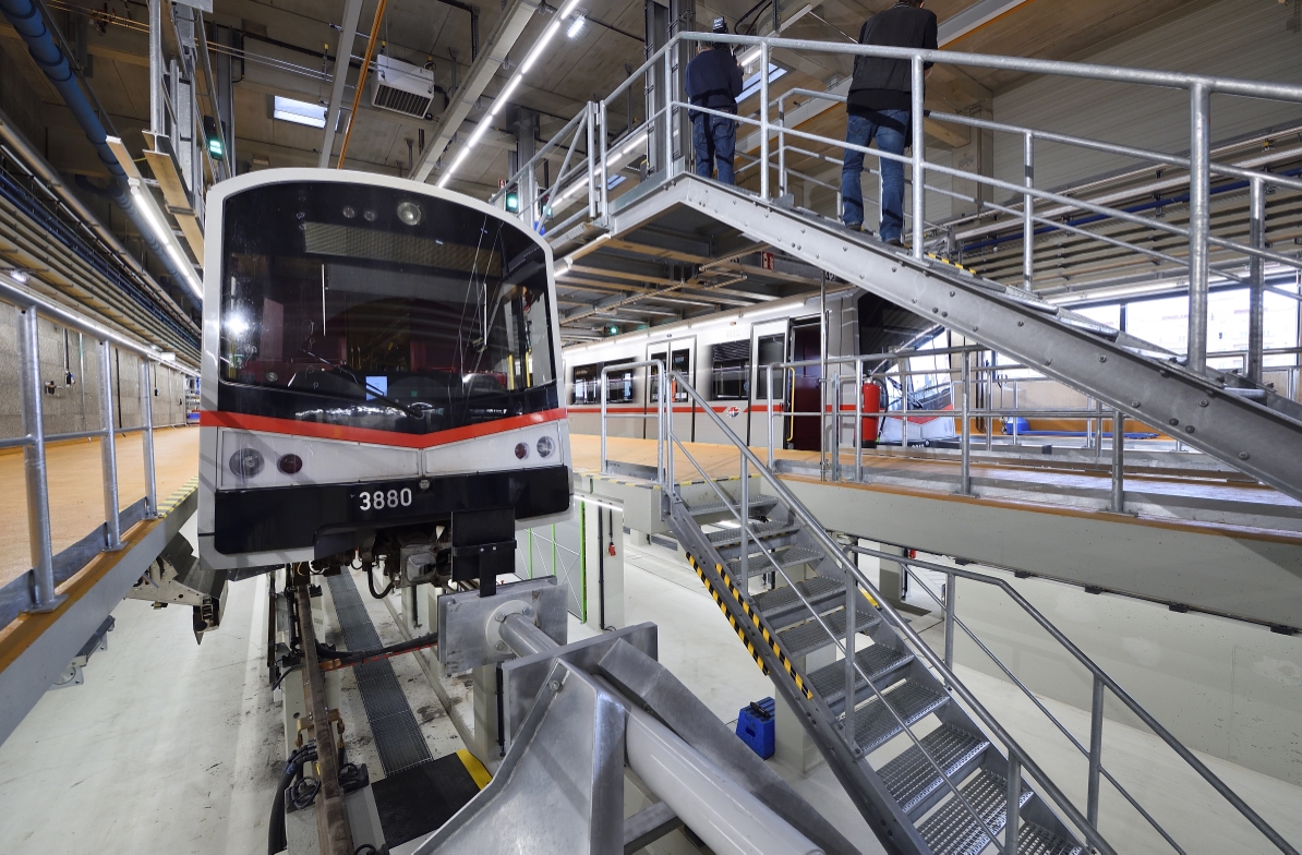 Neuer Betriebsbahnhof Heiligenstadt in Betrieb. Auf rund 24.000 m² wurden insgesamt fünf Hallen zur Wartung der Züge errichtet.