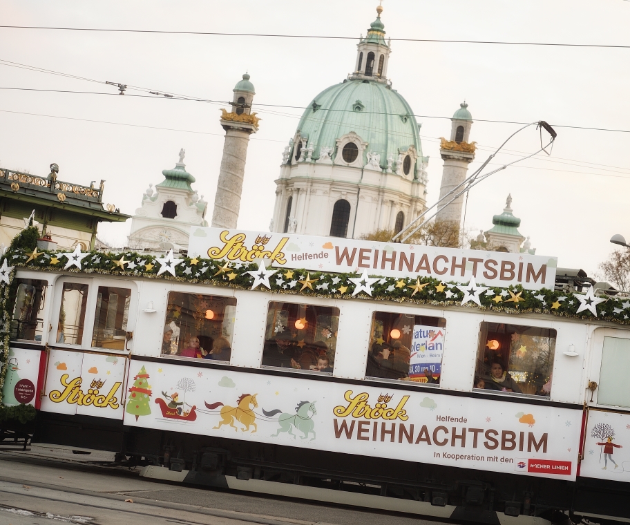 Die Ströck-Weihnachtsbim dreht auch heuer wieder ihre Runden, hier zu sehen am Karlsplatz.