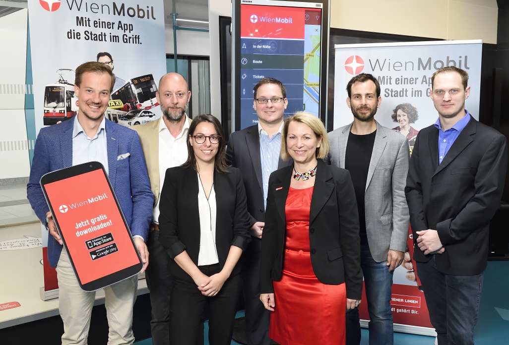 Wiener Linien Geschäftsführerin Alexandra Reinagl (3.v.rechts) mit dem Team von WienMobil, der neuen App für intermodalen Verkehr in Wien.