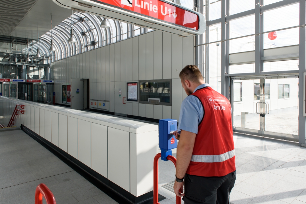 Vorbereitungen für die Eröffnung der U1 Erweiterung in der neuen Station Altes Landgut