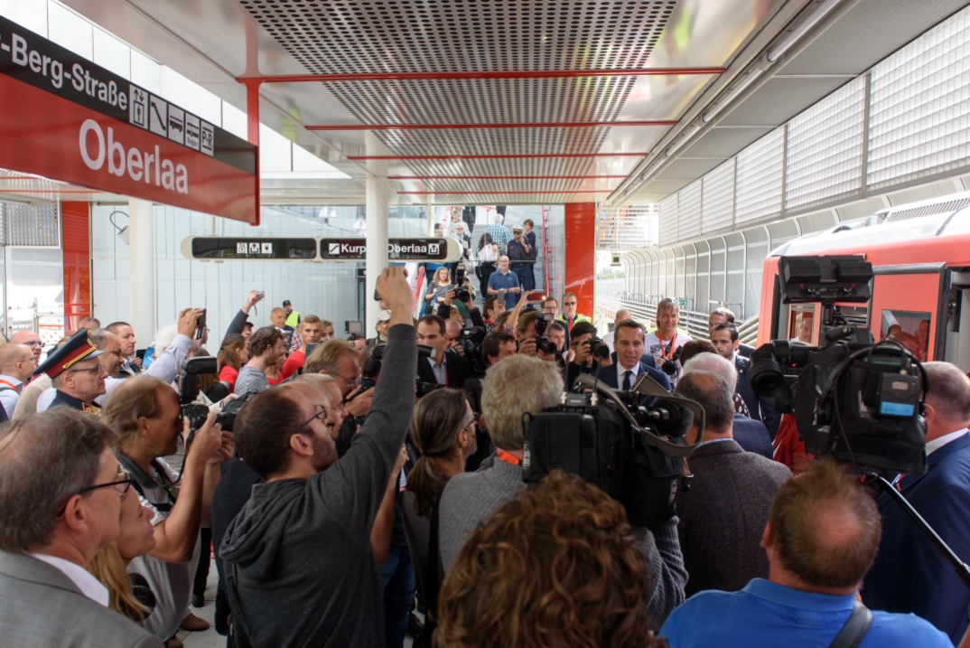 Medienrummel in der neu eröffneten U1 Station Oberlaa