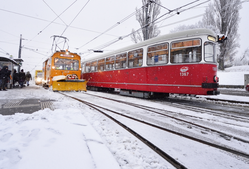 Bei Schneefall sind die Einsatzkräfte der Wiener Linien bemüht Behinderungen zu vermeiden.