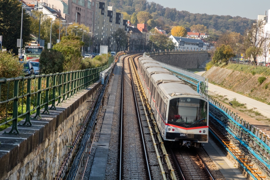 V Zug der Linie U4 Fahrtrichtung Hütteldorft nach Ober St.Veit
