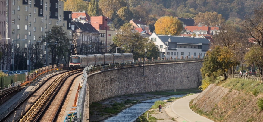V Zug der Linie U4 Fahrtrichtung Heiligenstadt vor Ober St.Veit