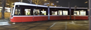Flexity - die neue Straßenbahn für Wien. Testfahrt durch die nächtliche Stadt.