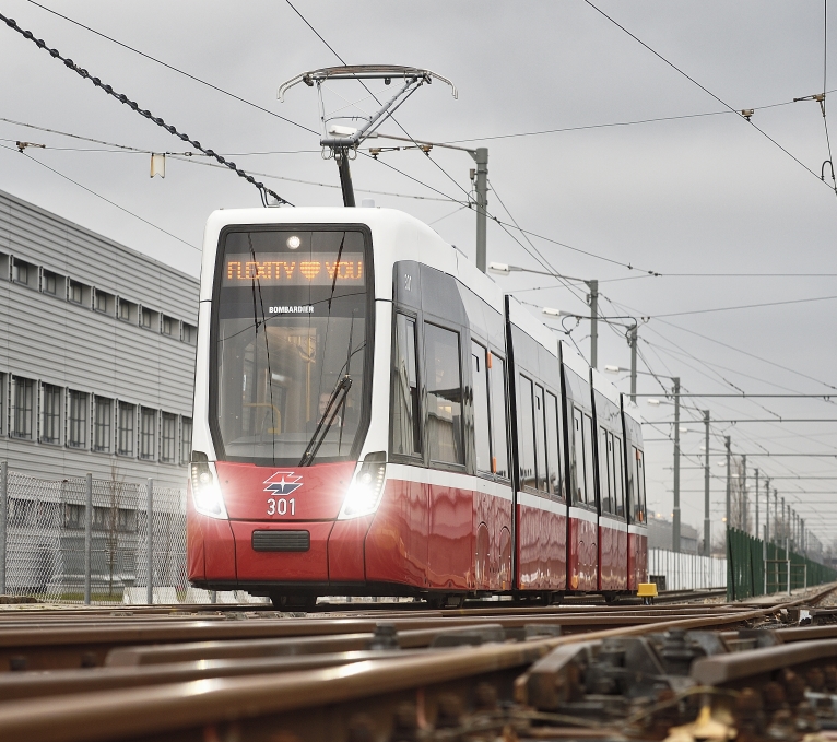 Flexity - die neue Straßenbahn für Wien. Testfahrten auf dem Gelände der Hauptwerkstätte der Wiener Linien